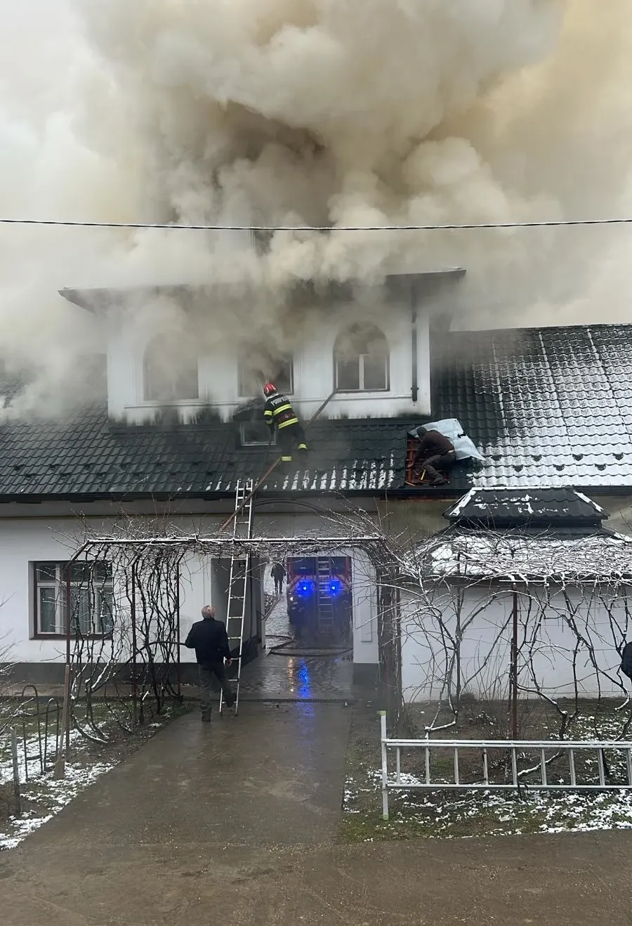 Incendiu la o mânăstire din Gorj. Pompierii intervin pentru stingerea flăcărilor