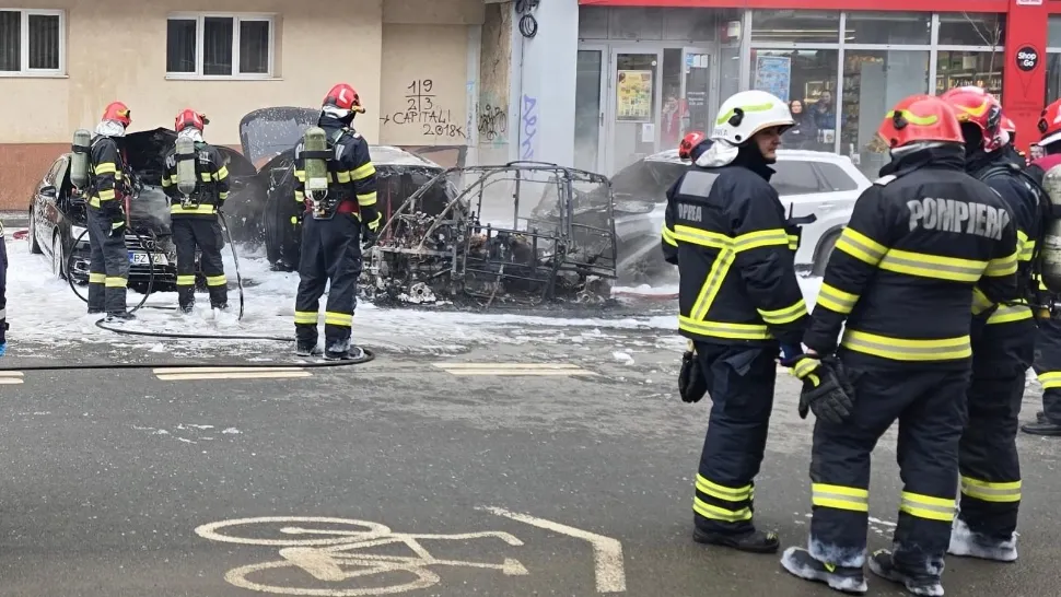 Imagini terifiante cu scheletul mașinii electrice după ce a luat foc pe o șosea din Crângași. O femeie de 51 de ani a ars de vie, iar soțul a suferit arsuri | FOTO + VIDEO