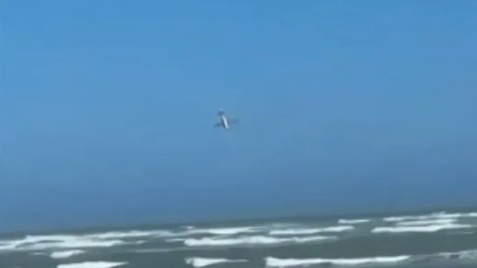 Momentul în care un avion se prăbușește în ocean. Trei oameni au murit.