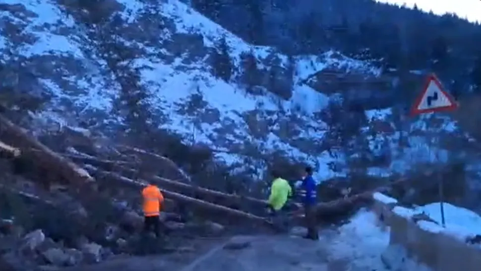 Circulație BLOCATĂ pe Transalpina, în județul Alba, după o masivă alunecare de teren – VIDEO