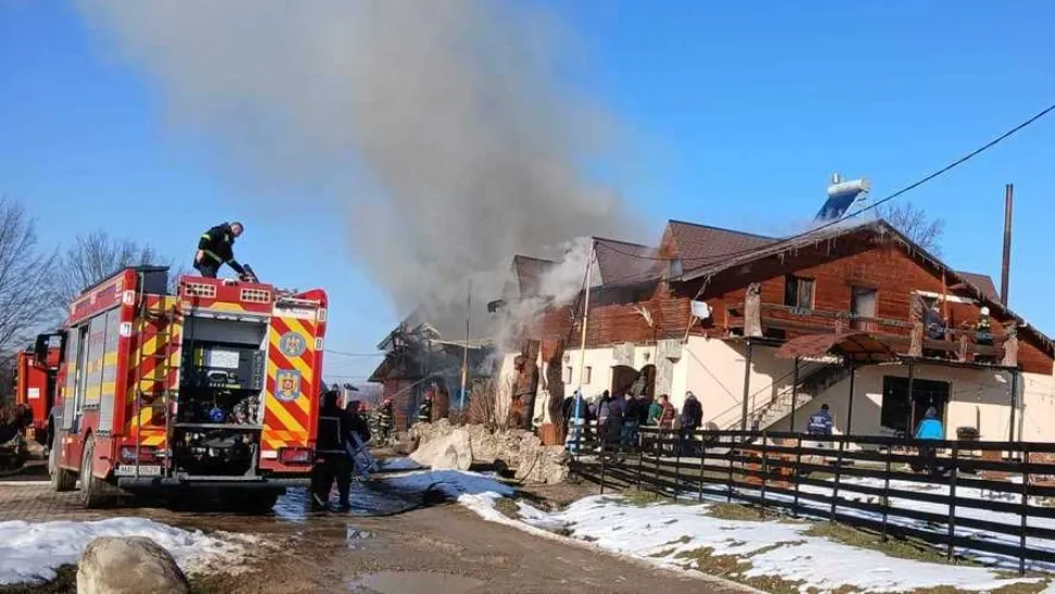 Incendiu puternic la restaurantul unei pensiuni din România. Mai mulți turiști se aflau în interior