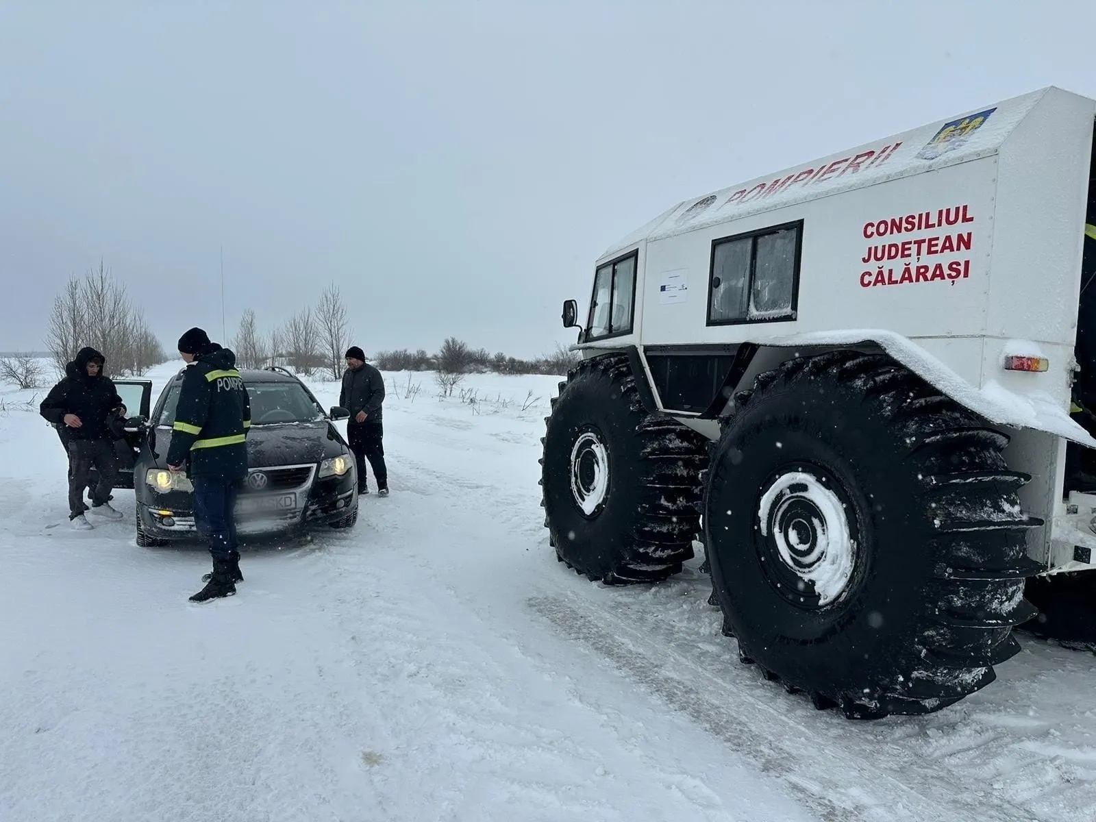 Multe drumuri din zonele afectate de alertele meteo sunt blocate din cauza nămeților. Foto ISU Giurgiu