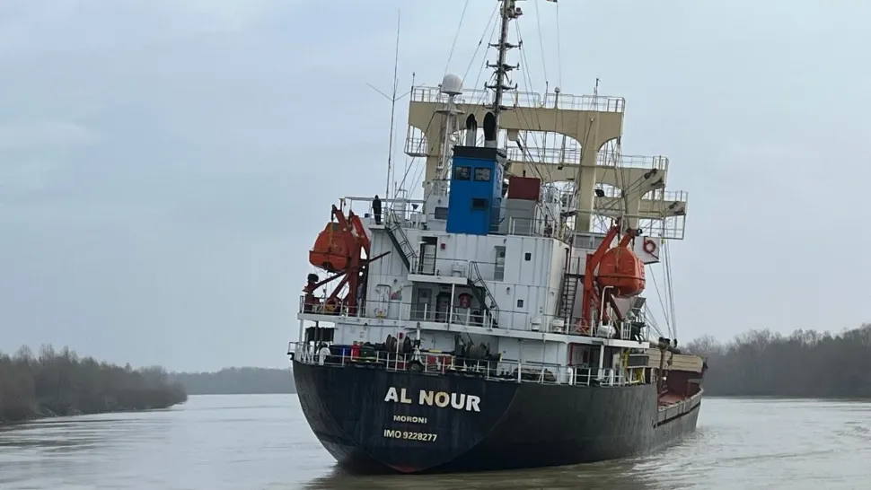 Nava a fost tractată de un remorcher