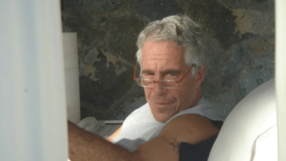 Jeffrey Epsteinar fi fost strangulat, nu spânzurat. Scenariul lansat de un legist care a asistat la autopsie