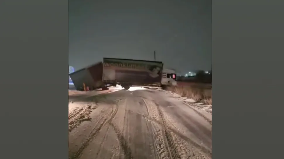 Poziția ansamblului rutier face imposibilă trecerea altor autovehicule. Foto/Captură video