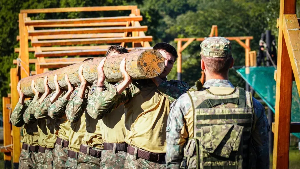 Ce salarii au civilii și militarii din armată în 2026. Cât se câștigă în Armata Română fără sporuri