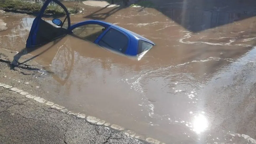 Autoturism înghițit de o groapă uriașă deschisă în asfalt. Incident șocant pe o stradă din Budapesta – FOTO/VIDEO