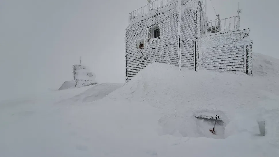 Strat mare de zăpadă la munte: Vârful Omu, acoperit de omăt