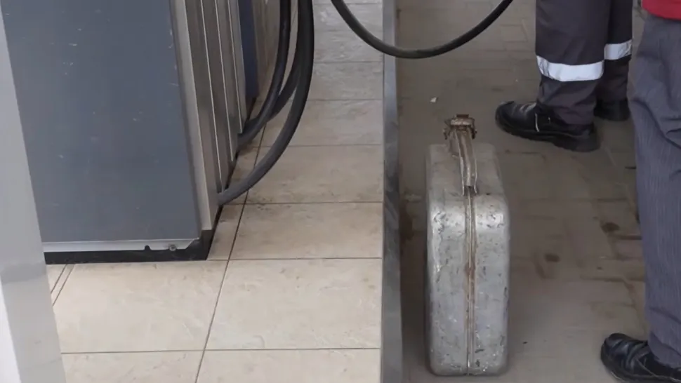 Benzinăriile din Moldova, luate cu asalt: prețurile carburanților au explodat după anunțul că rezervele sunt suficiente pentru doar 20 de zile