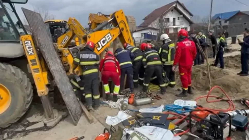 Muncitorul prins sub un mal de pământ în județul Argeș a murit. Pompierii s-au chinuit mai bine de trei ore ca să îl extragă-VIDEO