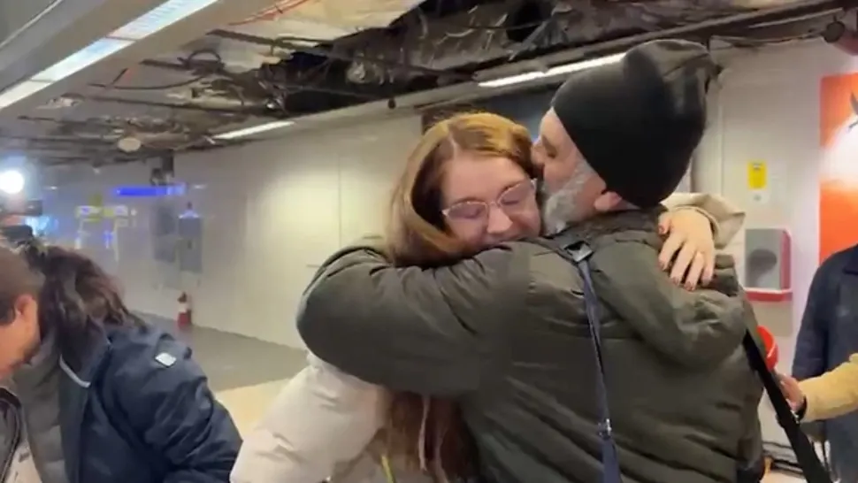 Primii români repatriați după suspendarea zborurilor din Orientul Mijlociu. Imagini emoționante/ Captură video