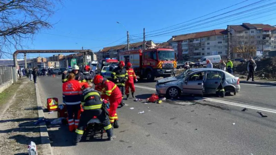 Carambol cu trei mașini în Petroșani. FOTO: ISU