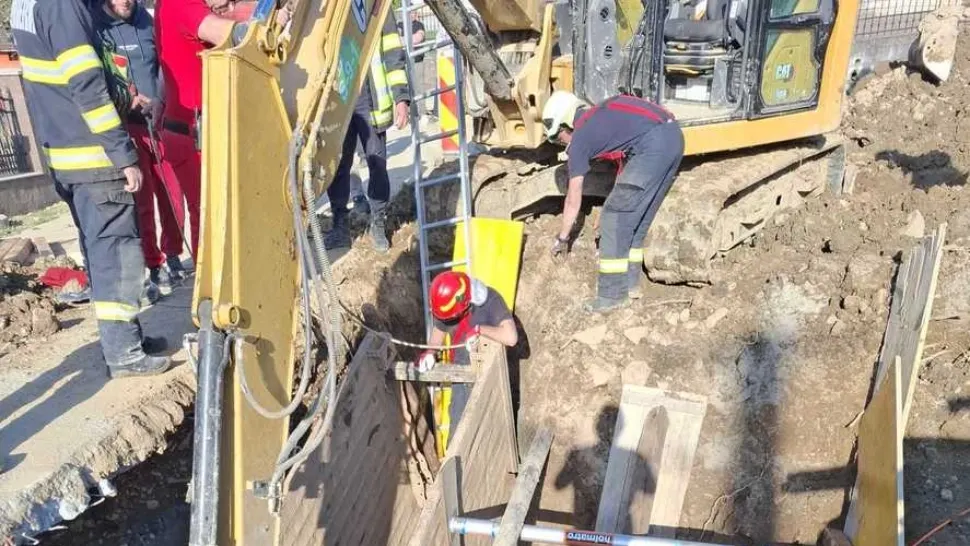 Incident în Satu Mare: un bărbat a murit după ce a fost prins sub un mal de pământ la câțiva metri adâncime