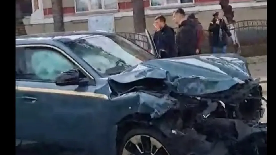 Șoferul a pierdut controlul volanului într-o curbă periculoasă, lovind în plin pietonii. Foto/CAptură video