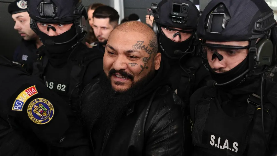 Dani Mocanu, escorat de polițiști pe Aeroportul Otopeni. Foto/Inquam