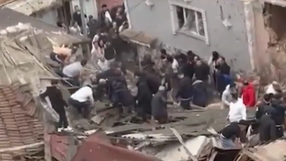 Trei persoane au fost rănite și extrase de sub dărâmături de către echipele de intervenție. Foto/Captură video