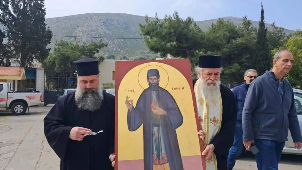 Miracol în Grecia: o icoană ar fi început să lăcrimeze în curtea unui spital. Evenimentul care a emoționat credincioșii