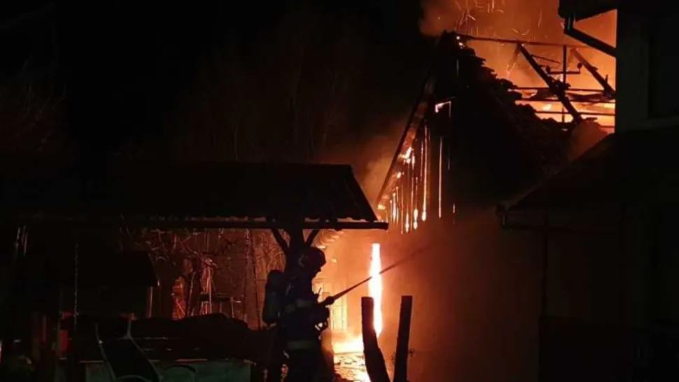 Incendiu într-o gospodărie din Zalău. FOTO: ISU