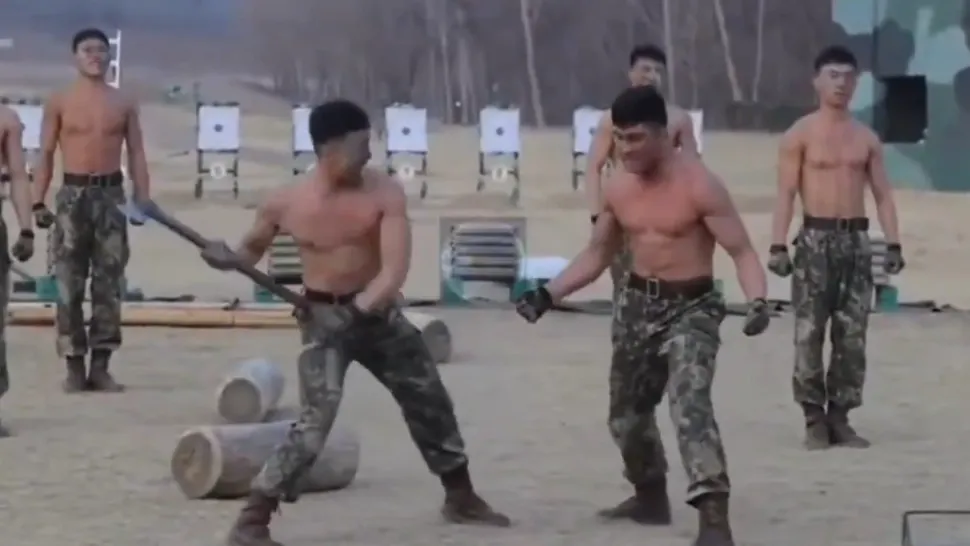 Kim Jong Un a privit zâmbind cum soldații săi erau loviți cu topoare în burtă