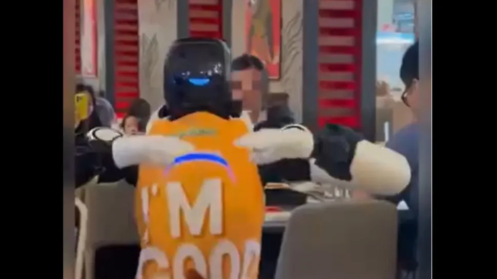 Momentul în care un robot-chelner o ia razna la serviciu. 