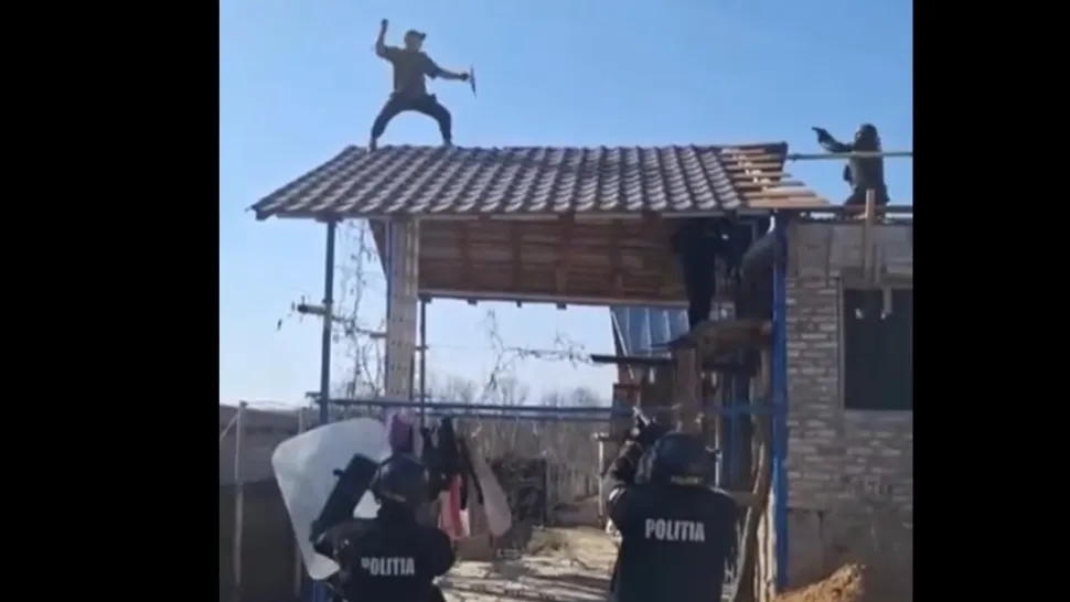  Un bărbat cu sabie, fugarit de mascați pe acoperiș