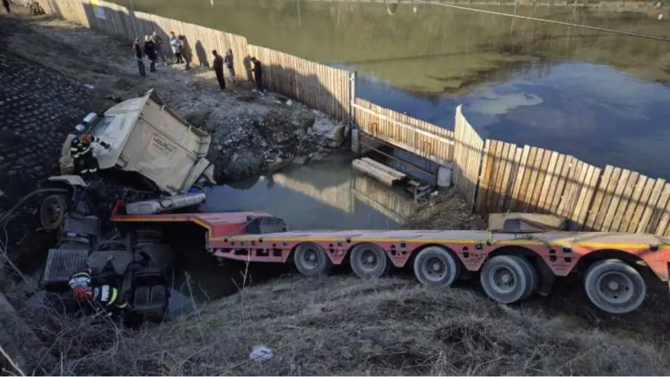 Trafic blocat pe pe DN 7, în județul Vâlcea. FOTO: IPJ