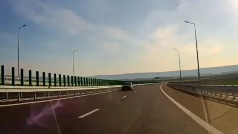 Mașină pe autostradă.