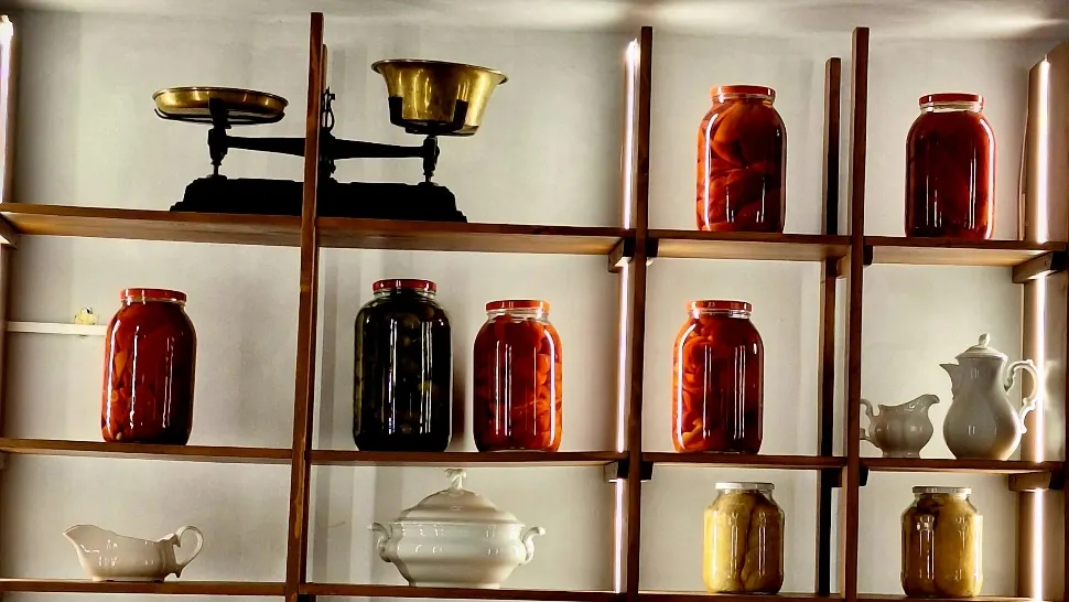 Alimente care nu expiră niciodată. Ce poți păstra în cămară cu anii fără să se altereze