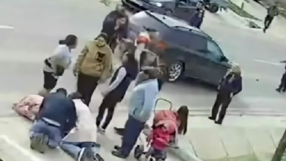 Accident dramatic în Bacău: un copil de 4 ani, lovit de mașină după ce a fugit pe șosea. Intervenție rapidă a unui polițist și a unei studente la Medicină