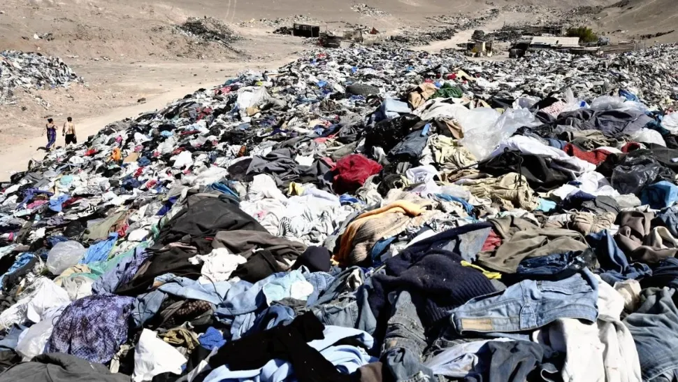 „Marea groapă de gunoi la modă” din Atacama: munți de haine de firmă abandonate în deșert