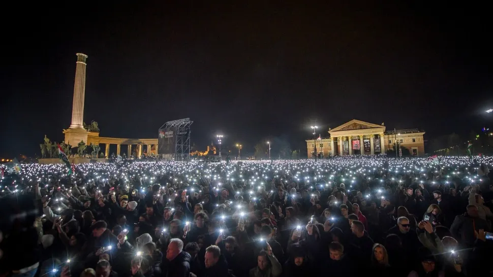 Alegeri Ungaria 2026 - Scandal uriaș la Budapesta; gesturi obscene pe scena unui concert anti‑Orbán, apaludate de zeci de mii de oameni - VIDEO