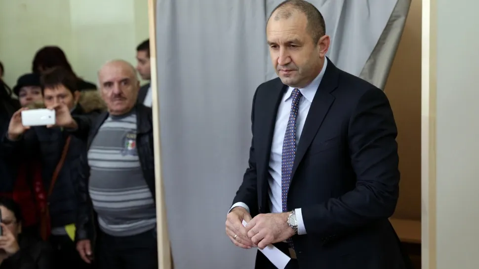 Fostul președinte, Ramen Rudev, domină sondajele exit-poll. Foto/Profimedia
