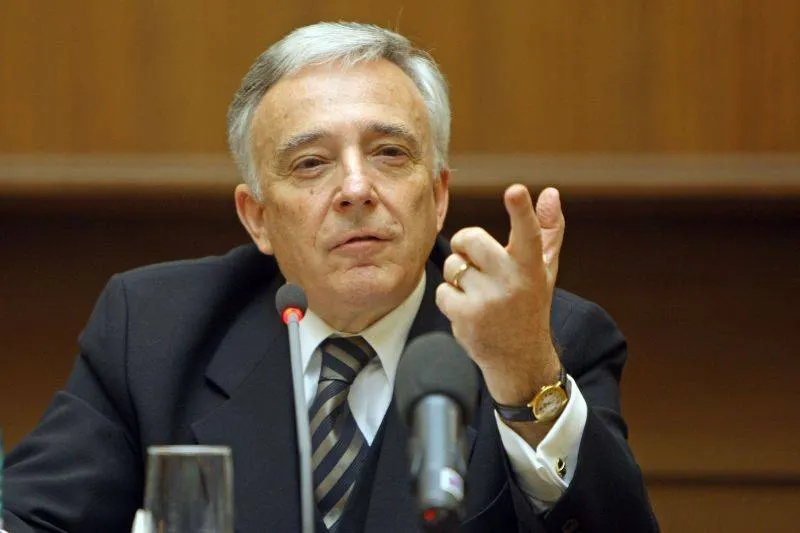 Mugur Isărescu