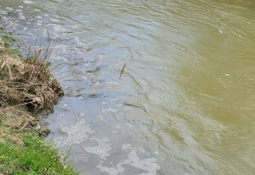 Ape uzate, deversate direct în râul Ialomița. Foto/Arhivă