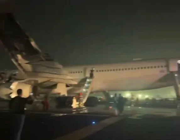 Motorul avionului a luat foc