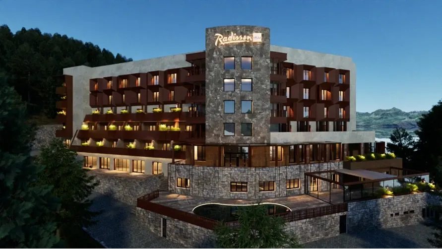 Emblematicul hotel se va deschide în vara anului 2026, marcând un moment de referință pentru turismul montan de lux din România