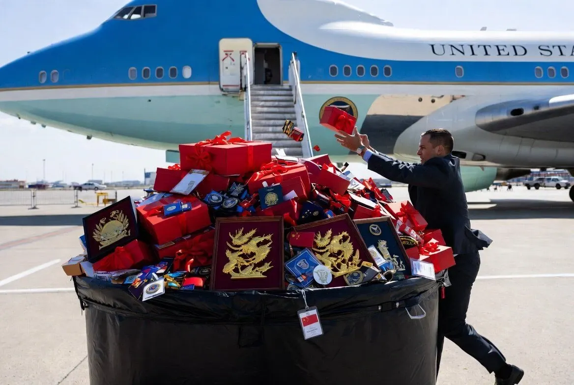 Cadourile de la chinezi lăsate de americani la scara avionului/Foto/Profimedia