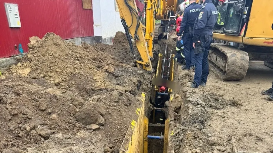 Bărbat surprins sub un mal de pământ