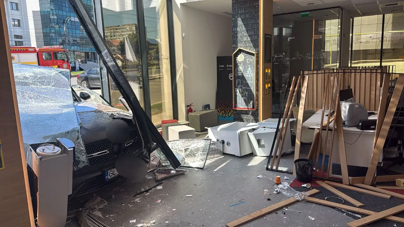 O șoferiță de 71 de ani a intrat cu mașina direct într-un bancomat, rănind o femeie. Foto/IPJ