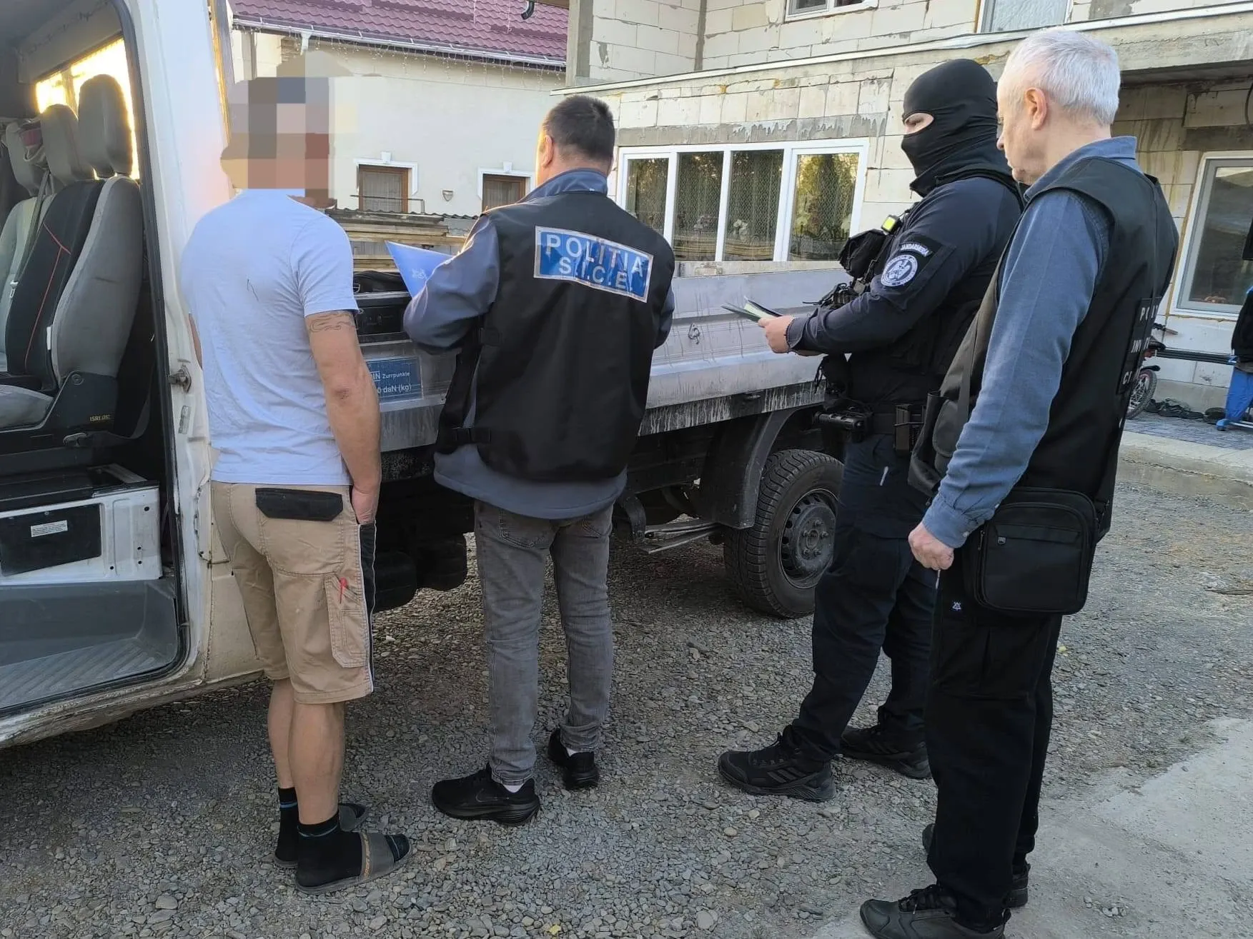 Percheziții în Botoșani