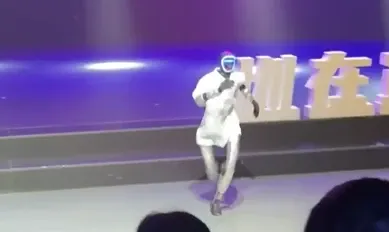 Un robot a leșinat pe scenă 
