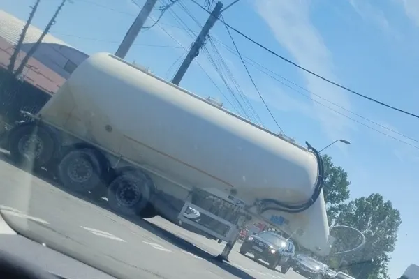 Cisternă desprinsă de tractor