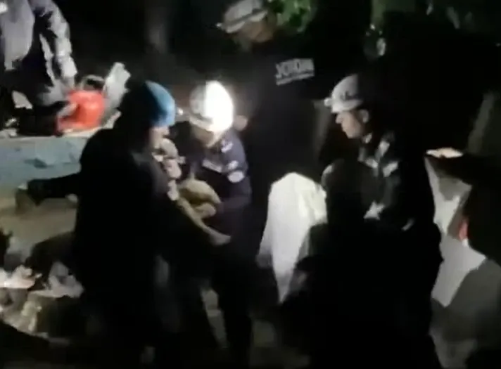 Un copil de doar trei ani a fost scos viu de sub dărâmături
