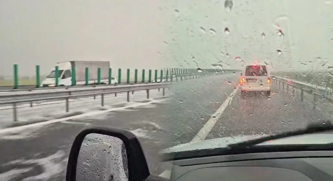 Grindină pe autostrada Ploiești - Buzău