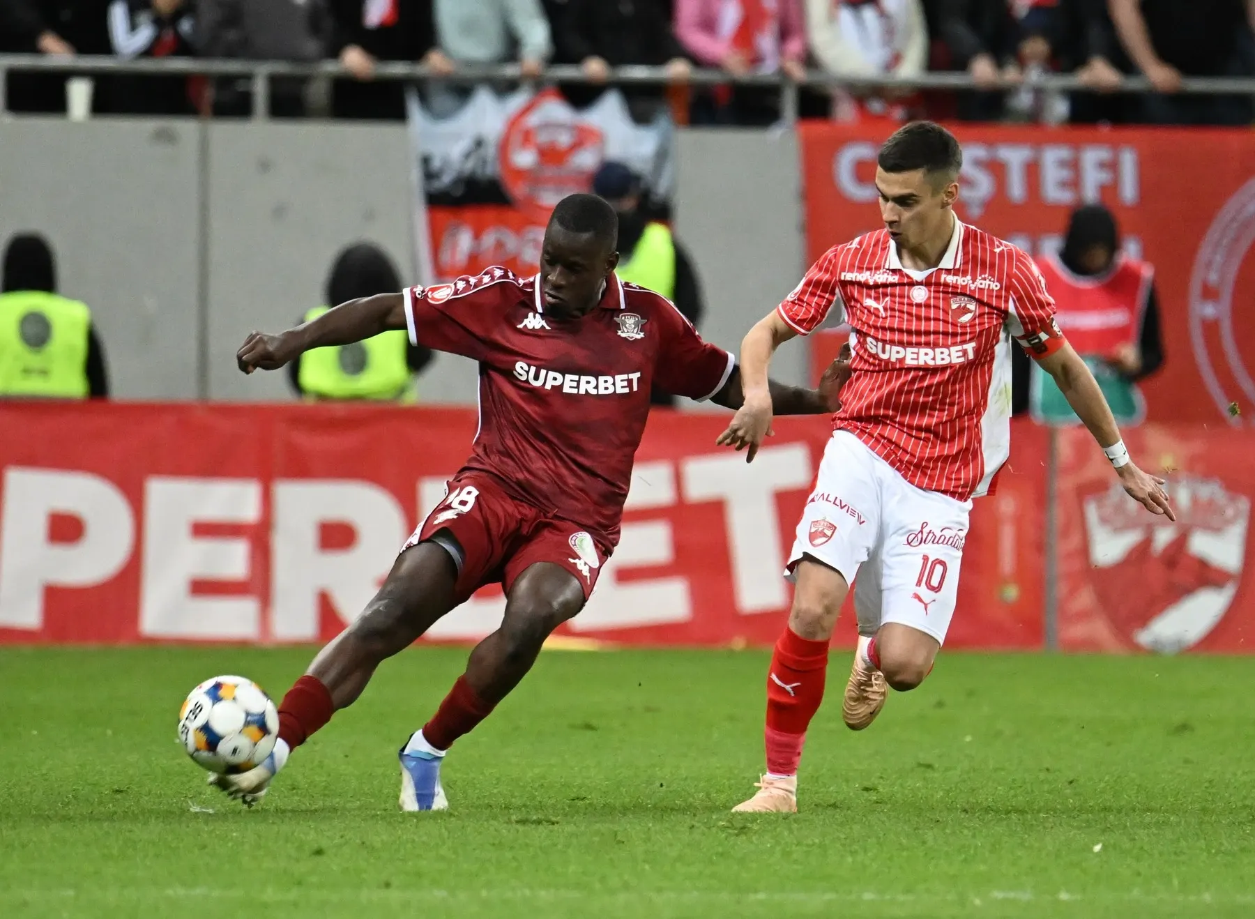 Kader Keita (foto stânga)/ Profimedia 
