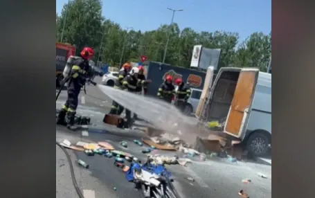 Mașină cuprinsă de flăcări în parcarea unui mall din Baia Mare