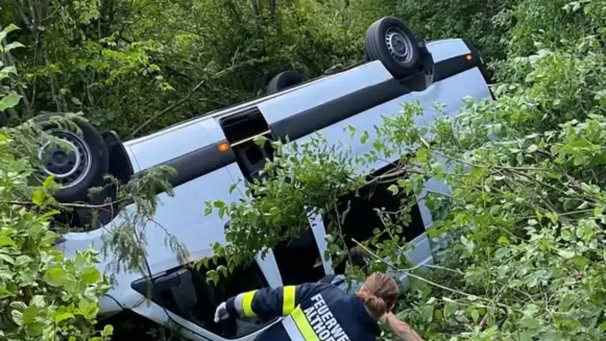 Microbuz plin cu români