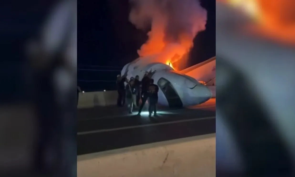 Oameni salvați dintr-un avion în flăcări, după ce aeronava s-a prăbușit pe o autostradă din Texas. Foto/Captură video