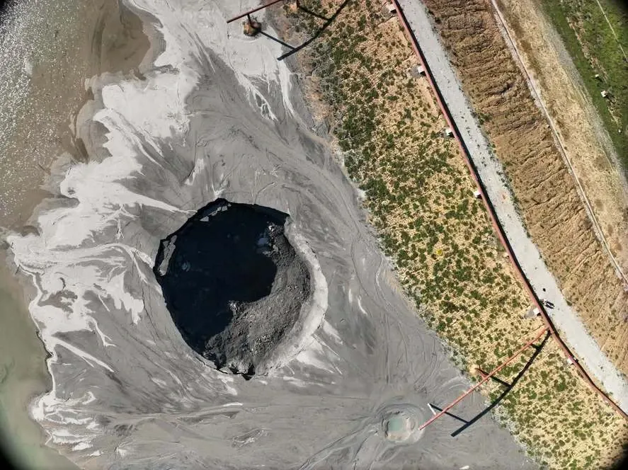 Crater de 50 de metri 