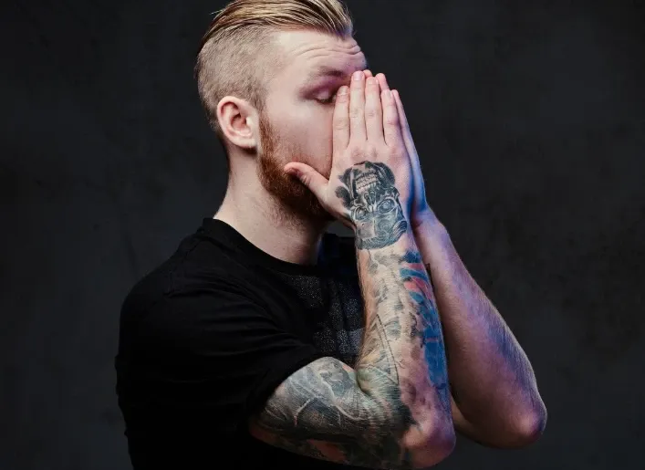 Un român din Austria a ajuns după gratii din cauza tatuajelor de pe corp.